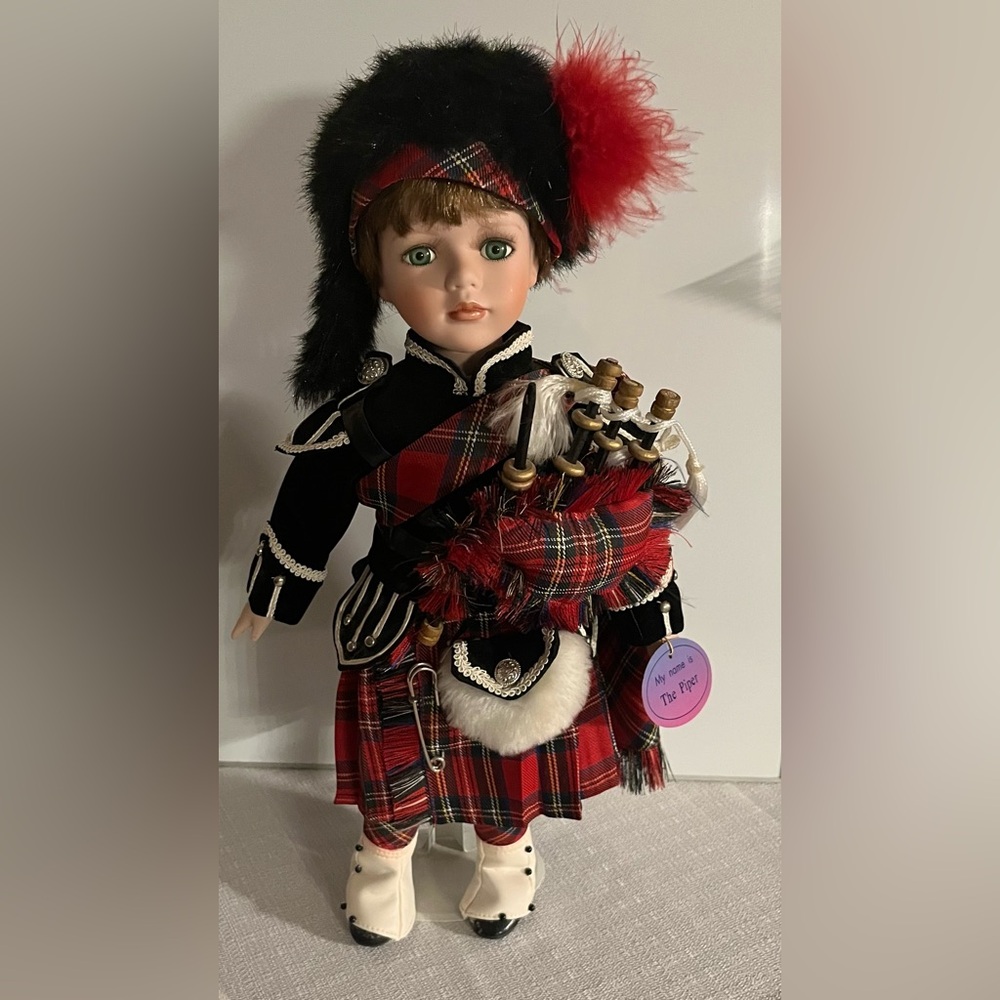 Leonardo Collection “The Piper” Scottish Bagpiper Porcelain Doll.